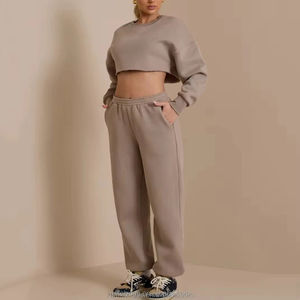 Ensemble de survêtement sportif 2 pièces pour femme, entièrement personnalisable, coupe courte, motif uni, idéal pour le jogging et les activités sportives - Product Image 6