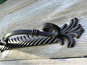 Poignée de tiroir élégante en fer avec forme florale sculpturale, finition noire mate lisse, quincaillerie décorative pour armoires et portes - Product Image 2