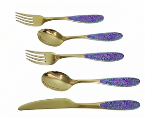 Ensemble de couverts plaqués or avec manches à motifs violets, compatibles lave-vaisselle, couverts élégants pour mariage et usage en cuisine - Product Image 1