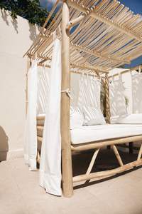 Chaise longue à baldaquin en teck massif artisanal, mobilier moderne pour extérieur, jardin, bord de piscine, villa, hôtel, projet hôtelier, avec coussin - Product Image 3