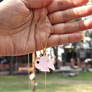 Collar con Colgante de Pez de Calcedonia Rosa Artesanal, Gema Tallada con Ojo de Circonita Negra, Cadena de Eslabones de Latón Chapado en Oro de 18K, Joyería Náutica - Product Image 6