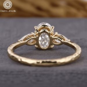 Bague de fiançailles classique pour femme en argent avec trois pierres de moissanite taille coussin, sertie à griffes, certifiée IGI, 3 grammes - Product Image 2
