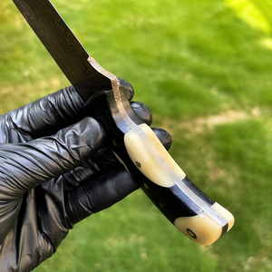 มีดทำมือสำหรับล่าสัตว์และแล่เนื้อ เหล็กดามัสกัส ใบมีดตรง ด้ามทำจากเขาสัตว์และกระดูก พร้อมปลอกหนัง รับผลิตตามแบบ ODM คุณภาพระดับอุตสาหกรรม - Product Image 4