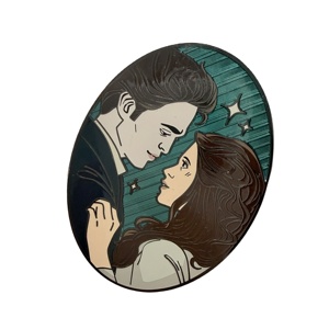 Buen Precio, Pin de Solapa de Esmalte Suave Personalizado con Logotipo, Estilo Anime, Recubierto de Epoxi, de Aleación de Zinc y Níquel Negro, Talla Única, para Eventos - Product Image 2