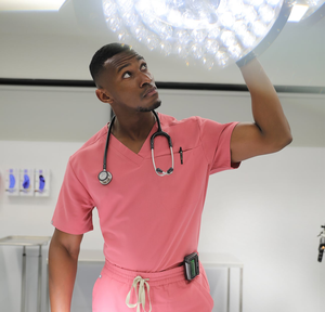 Conjunto de Uniforme Médico para Mujer Natural Uniforms, Top de Punto Elástico con Cuello en V y Pantalones Cargo, Tallas Regulares y Petite - Product Image 4