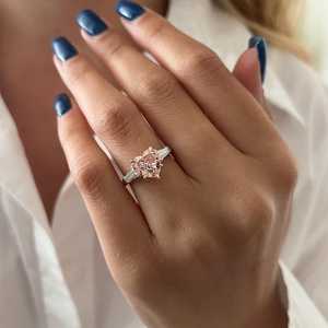 Bague à trois pierres en diamant rose fantaisie de 2,5 carats en forme de cœur, diamant rose bébé unique cultivé en laboratoire, certifié IGI - Product Image 5