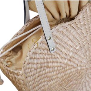 Sac tissé à la main en forme de cœur : Sac en jonc de mer avec poignées en cuir - Product Image 4
