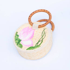 Bolso redondo tejido a mano con forma de hoja y patrón de loto rosa – Accesorio artesanal premium de hoja de palma de Vietnam - Product Image 4