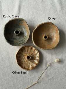 Portavelas de cerámica redondo a rayas hecho a mano para mesa en decoración del hogar, restaurantes y rituales religiosos por UO INDIA. - Product Image 6