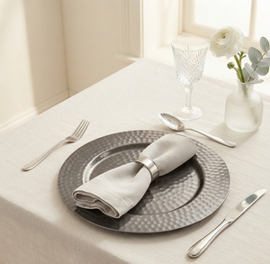 Assiette de service alimentaire ronde martelée argentée, assiette de présentation métallique sûre pour mariages, fêtes et traiteurs - Product Image 1