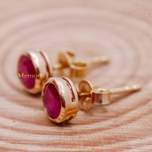 Vente en gros de boucles d'oreilles à clous en or jaune 14 carats avec rubis naturels ronds sertis dans un cadre, Memoria Jewels - Product Image 4