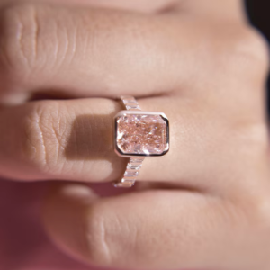 Anillo de compromiso minimalista de oro blanco con diamante de corte radiante estilo champán para mujer, anillo solitario moderno para ella. - Product Image 2
