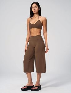 Conjunto de Yoga de 2 Piezas Color Marrón, Top Corto con Cuello Halter en V Profundo, Pantalones de Cintura Alta y Pierna Ancha hasta la Pantorrilla, Transpirables, de Spandex y Poliéster, Sin Costuras - Product Image 4