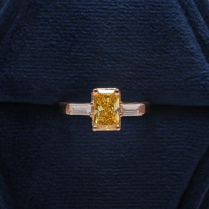 Anillo de Compromiso con Diamante Amarillo de Laboratorio de 3 Quilates, Corte Brillante, con Piedras Laterales en Forma de Baguette, Chapado en Oro de 14K, Certificado IGI, de Lujo - Product Image 2