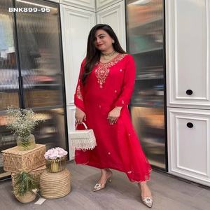 Hermoso conjunto de Kurti, pantalón y dupatta de seda romana de alta calidad con bordado en el cuello, de un proveedor de ropa étnica de la India. - Product Image 1