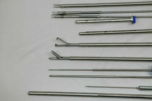Ensemble de 29 instruments chirurgicaux laparoscopiques réutilisables en acier et plastique, comprenant pince, cuillère, écarteur en éventail, par Mahfooz Instruments - Product Image 5