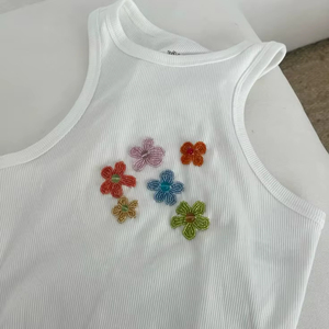 Top sin mangas de algodón acanalado blanco para mujer, personalizable, con parche de cuentas de vidrio de flores mixtas y distintivo bordado, estilo chaleco de verano - Product Image 1