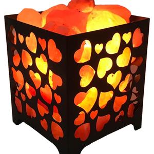 Lámpara de sal del Himalaya estilo flor tallada con trozos rosas artesanías naturales para Feng Shui decoración del hogar Base de cesta de hierro - Product Image 1