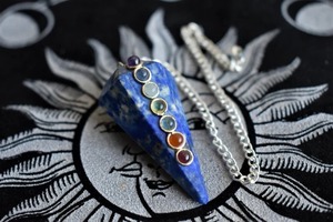 Elegante péndulo de cristal lapislázuli facetado perfecto cono de piedra de siete Chakras para meditación radiestesia al por mayor figurita de recuerdo - Product Image 4