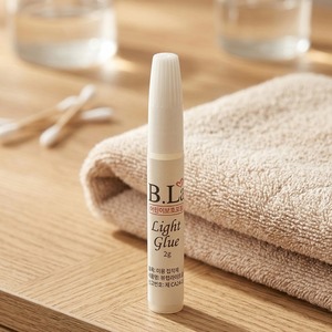 กาวติดเล็บสูตรพิเศษ [K-ESSENTIALS] ขนาด 2 กรัม สูตร UV สำหรับติดเล็บปลอม รับผลิตแบรนด์ส่วนตัว - Product Image 1