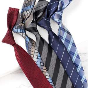 Corbata a Cuadros Estilo Inglés Azul con Diseño Pequeño y Logotipo Personalizado Tejido para Hombre - Product Image 3