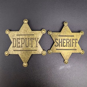 Badge étoile dorée rétro style western, accessoire de costume pour jeu de rôle cowboy/cowgirl, épingle en métal - Product Image 2