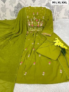 Ensemble Kurti 3 pièces en coton doux pour tenue décontractée, avec haut et pantalon brodés de fils épais et dupatta Mul Mul - Product Image 3
