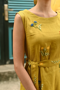 Vestido Maxi de Lino Amarillo Mostaza con Intrincados Motivos Florales Bordados a Mano, Tela de Lino Transpirable de Primera Calidad - Product Image 6