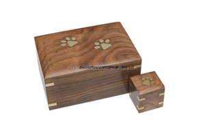 Caja de urna de madera personalizada al por mayor con pata de latón urnas de cremación de madera hechas a mano con incrustaciones de mascotas y suministros funerarios para cenizas de mascotas - Product Image 5