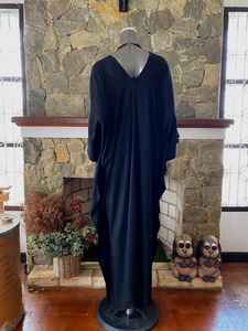 Vestido Caftán de Rayón Teñido a Mano en Color Negro Carbón, Talla Grande, Cuello en V, Vestido Maxi Cómodo y Holgado para Mujer - Product Image 4