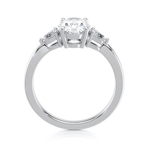 Bague de fiançailles à trois pierres en diamant de laboratoire ovale de 2,30 carats, or blanc 14 carats, pierre latérale en forme de poire, bijoux de mariée - Product Image 2