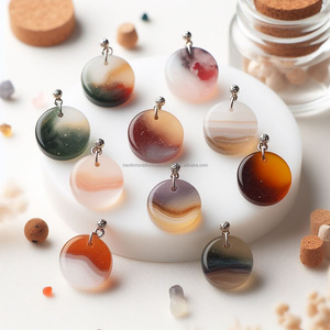 Colección de aretes llamativos de resina artesanalmente elaborada que ofrece artesanía incomparable a precios accesibles - Product Image 1