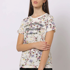 เสื้อยืดสตรีทแวร์แขนสั้นทรงสลิมผ้าเจอร์ซีย์เรียบพร้อมโลโก้แบบกำหนดเอง ระบายอากาศได้ดี คุณภาพสูง ผลิตจากผ้าฝ้ายพรีเมียม 100% - Product Image 1