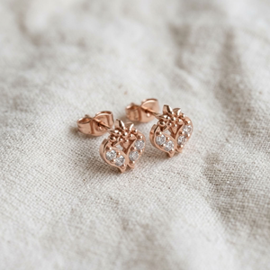 Boucles d'oreilles clous en or rose 14K avec motif floral en forme de cœur et accents de diamants de laboratoire pour femme - Idéales pour le quotidien, les fêtes et les cadeaux de fiançailles - Product Image 3