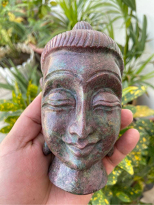 Cabeza de Buda Tallada a Mano en Rubí y Cianita, Forma Libre, Piedra Preciosa Natural, Estatua de Meditación, Feng Shui, Arte Religioso Coleccionable, Espiritual - Product Image 1