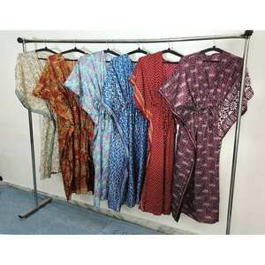Kaftán de Seda Floral Estilo Resort Indio para Mujer, Elegante Traje de Baño, por Ethnic Craft Hub - Product Image 1