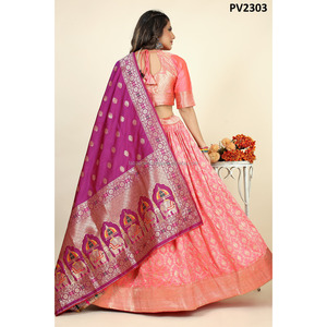 Lehenga choli tradicional.

Dale un toque tradicional a tu look adornando este lehenga en material jacquard embellecido con todo-o - Product Image 2
