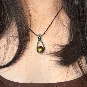 Collier en macramé fait main avec pierre ronde œil de tigre verte, cordon marron, style bohème, réglable, vente en gros - Product Image 3