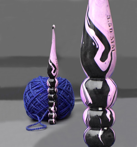 Ensemble de crochets ergonomiques fabriqués à la main Mélange de résine et de bois pour tricoter et crocheter Cadeau parfait pour les amateurs de tricot - Product Image 2