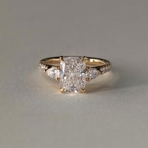 Bague à trois pierres en diamant taille coussin de 3,01 carats cultivé en laboratoire pour femme, avec breloque fine en or massif 14 carats, idéale pour un cadeau d'anniversaire - Product Image 2