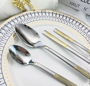 Juego de cubiertos de diseño atractivo y de calidad, con mangos de diseño, para impresionar a los invitados, adecuado para servicios de buffet y catering. - Product Image 6