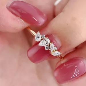Anillo con Racimo de Diamantes en Corte Pera y Marquesa en Oro Amarillo Sólido con Piedras Redondas Decorativas y Elegante Diseño Floral - Product Image 4