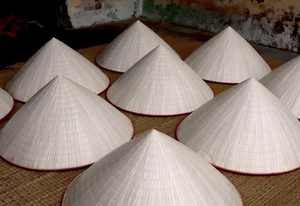 Sombrero Cónico Tradicional Vietnamita – Nón Lá de Bambú Hecho a Mano, Artesanía Cultural al por Mayor con el Mejor Precio - Product Image 2