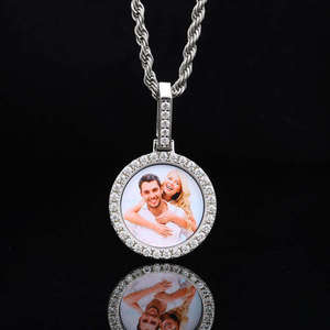 Collier pendentif photo personnalisé en argent 925 et moissanite, finition plaquée or massif, gravable, cadeau pour elle - Product Image 1