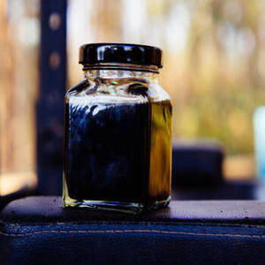 Résine de Shilajit Indien Toutes Saisons, Extrait Herbacé Sauvage du Gujarat, Poudre de Qualité Alimentaire Liquide-Solide en Contenant en Verre FitTree - Product Image 2