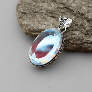 Colgante Artesanal de Topacio Místico con Baño de Plata – Brillante y Atemporal - Product Image 4