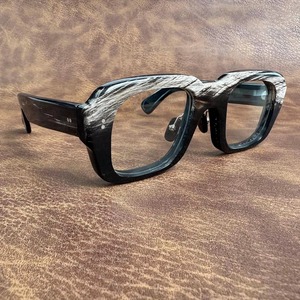 Gafas de Sol Hechas a Mano con Montura Redonda de Cuerno de Búfalo Ajustables, Material Orgánico, Estilo Artesanal Moderno, Diseño Ecológico, Artículo Coleccionable - Product Image 3