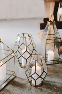 Décoration d'intérieur et d'extérieur : Porte-bougie personnalisé en métal et verre doré, lanterne à bougie en verre pour sol et suspension, style farmhouse, pour la décoration. - Product Image 6