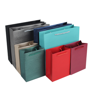 Emballages de bijoux personnalisables et réutilisables avec logo, et sacs shopping en papier pour présentation. - Product Image 4