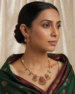 Parure de bijoux de temple délicate à motif floral artisanal, collier de créateur avec boucles d'oreilles pendantes assorties, fournisseur de bijoux pour occasions festives - Product Image 6